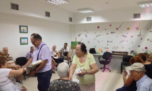 Έναρξη ΚΑΠΗ: Κέρασμα γλυκών στα μέλη από τον κ. Γ. Κουτεντάκη