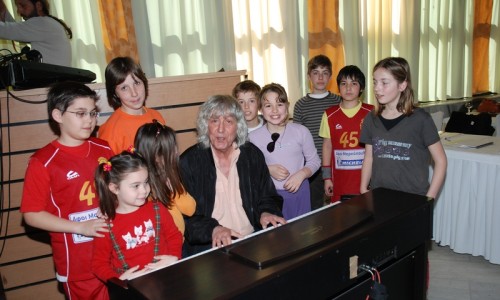 Ο Λουκιανός Κηλαηδόνης με τους μικρούς του φίλους