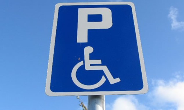 Αναπηρικές θέσεις στάθμευσης