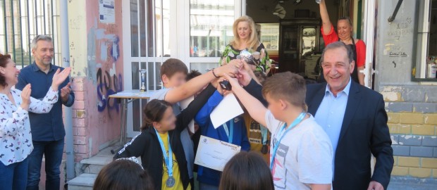 Bραβεύσεις των νικητών των Παμβυρωνείων, στους μαθητές του 1ου Δημοτικού σχολείου Βύρωνα